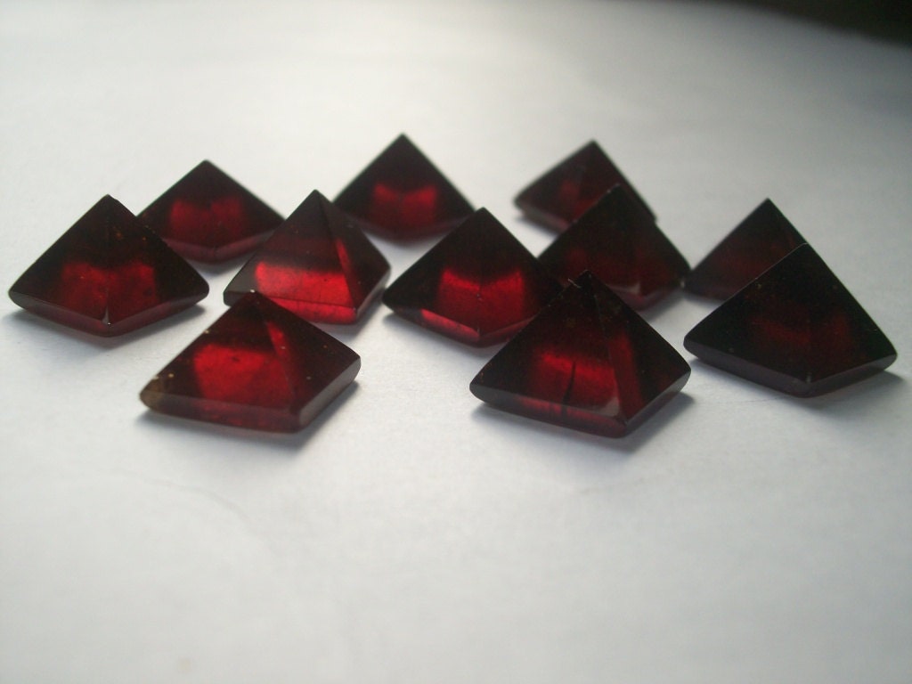 15mm Hessonite Garnet Pyramid Cabochon: Reddish Brown Gemstone