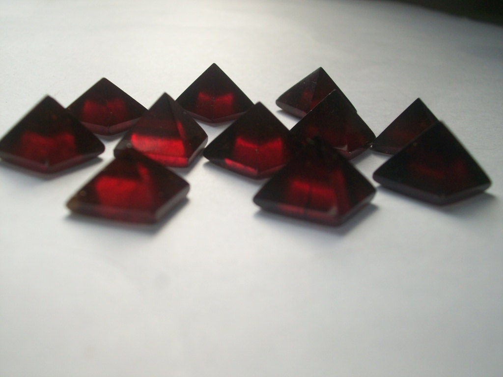 15mm Hessonite Garnet Pyramid Cabochon: Reddish Brown Gemstone