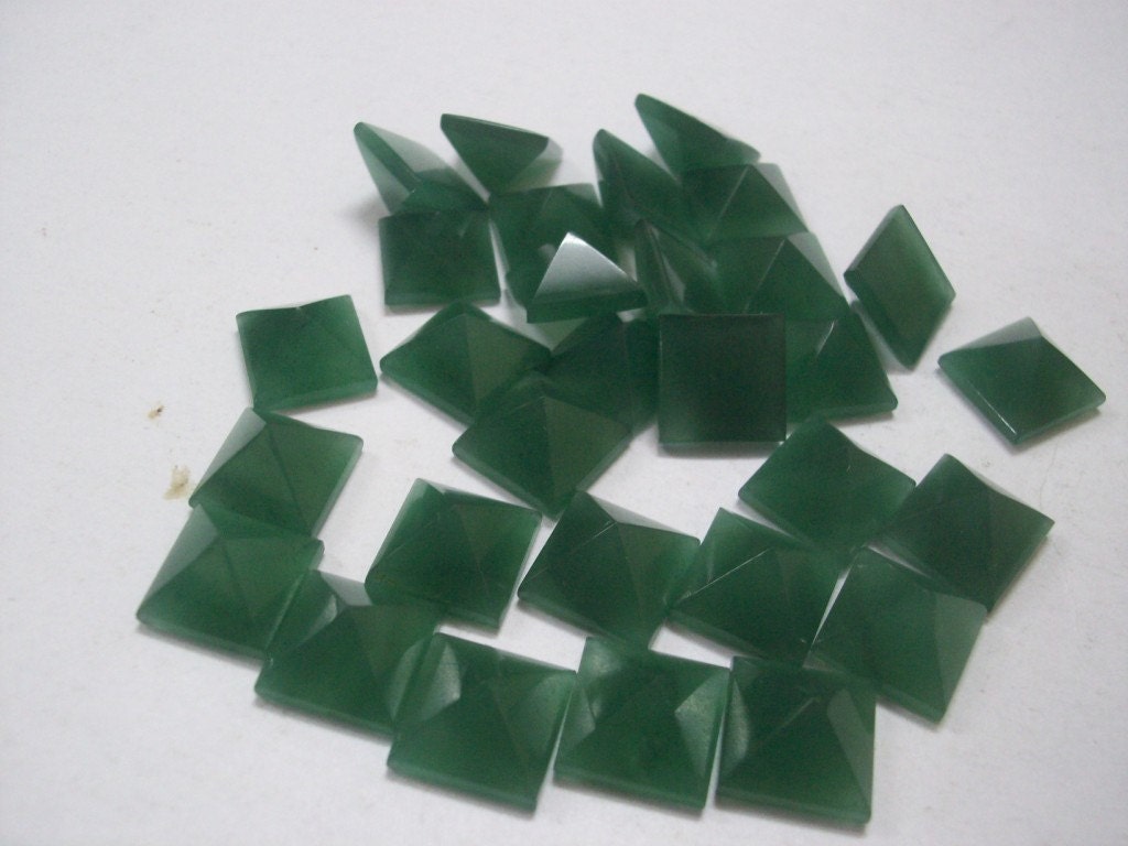 Aventurine Pyramid Cabochon: AAA Green Gemstone, 10mm