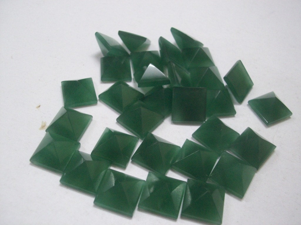 Aventurine Pyramid Cabochon: AAA Green Gemstone, 10mm