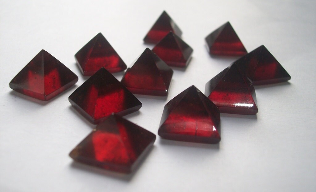 15mm Hessonite Garnet Pyramid Cabochon: Reddish Brown Gemstone